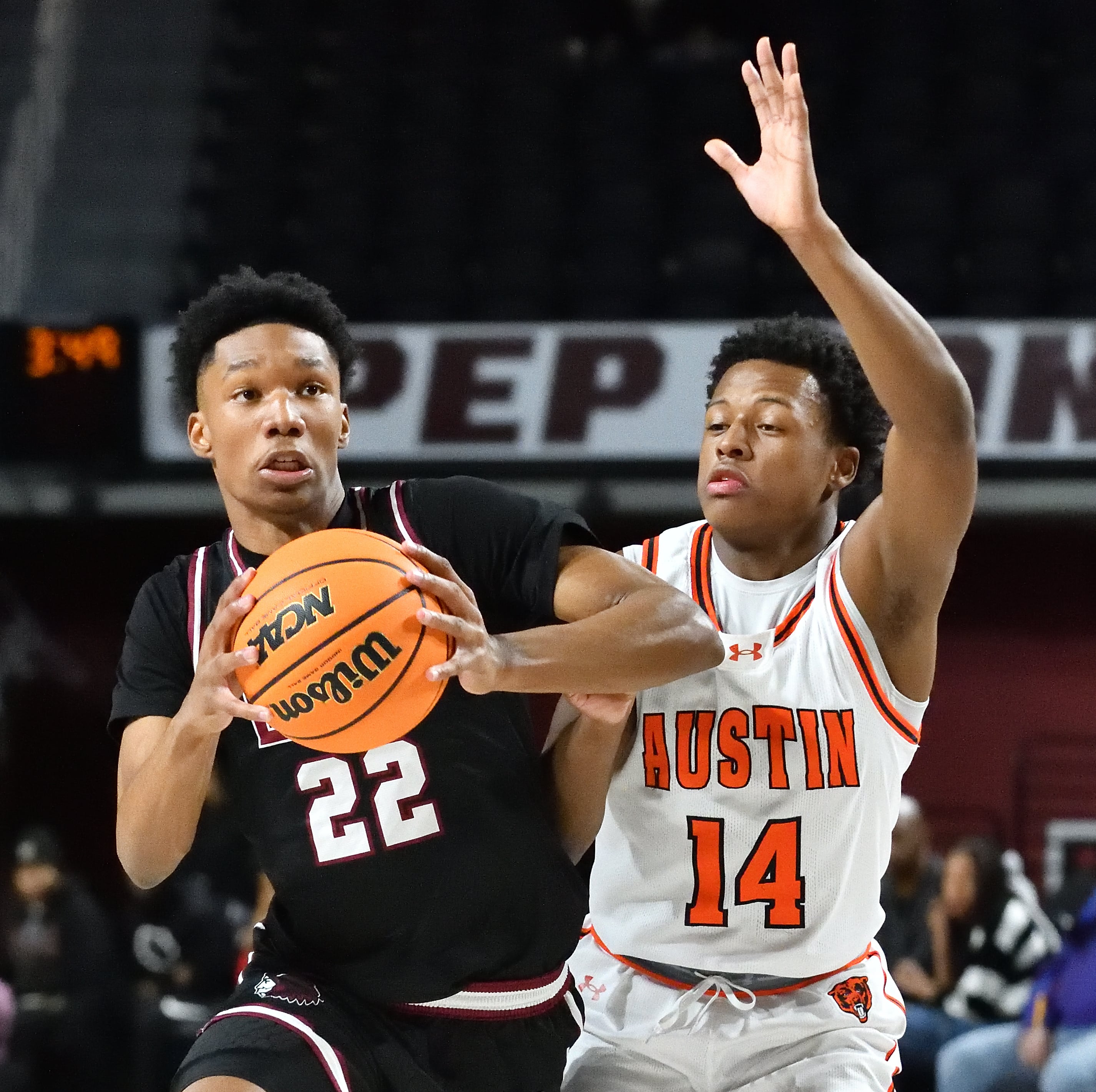 Austin High School Quinton Pryor reaches for the ball against East Limestone Zackery Cain in the 2025 Rocket City Braggin’ Rights at Alabama A&M University Event Center Normal, Al. Monday, Jan. 20, 2025. (Kevin Farrell | preps@al.com).