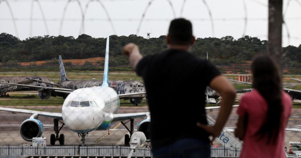 Trump punishes Colombia for refusing entry to deportation flights