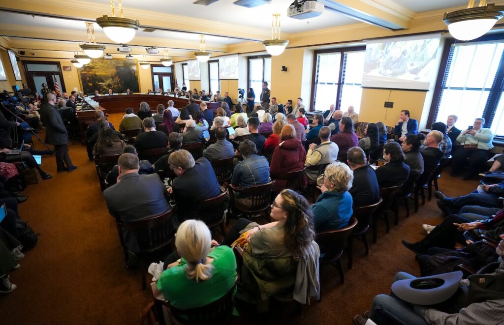 Utah anti-collective bargaining bill moves forward despite opposition