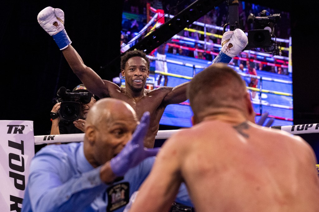 Keyshawn Davis wins lightweight world title
