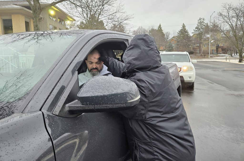 Elgin church’s drive-thru service offers convenient way to receive Ash Wednesday ashes – Chicago Tribune