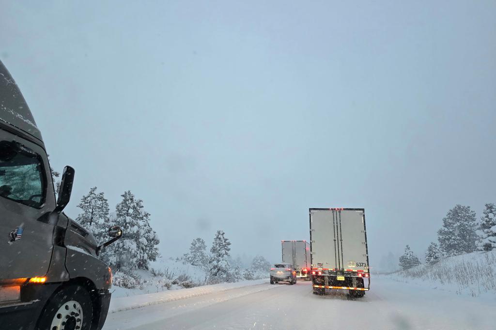 Tormenta deja una fuerte nevada en el norte de Arizona y bloquea la Interestatal 40 – Chicago Tribune