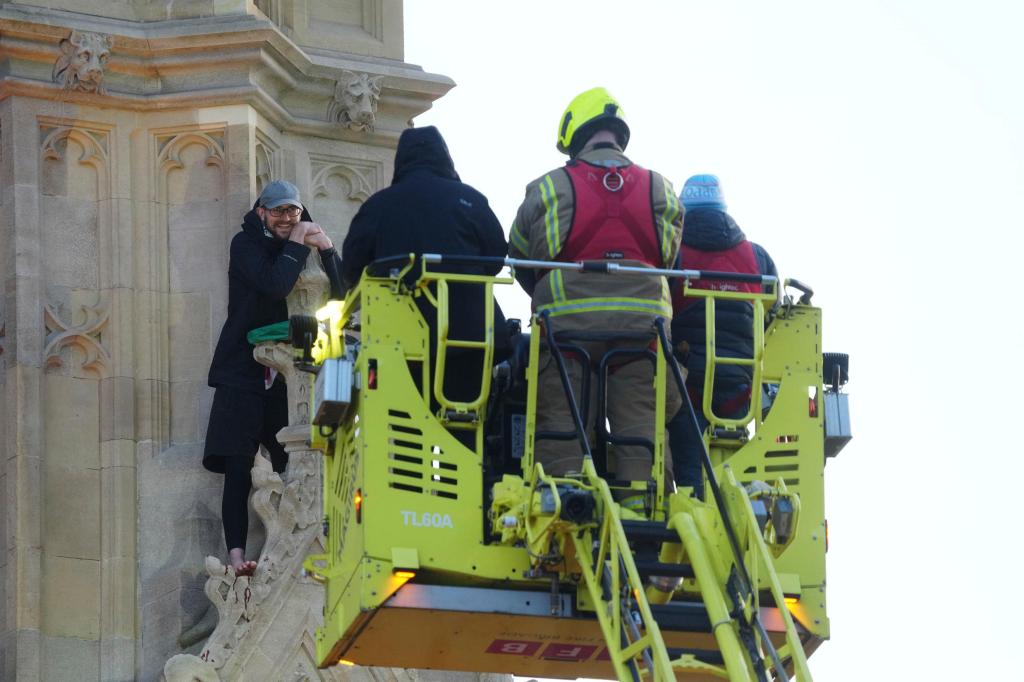 Arrestan a un hombre que escaló la torre del Big Ben en Londres con una bandera palestina – Chicago Tribune