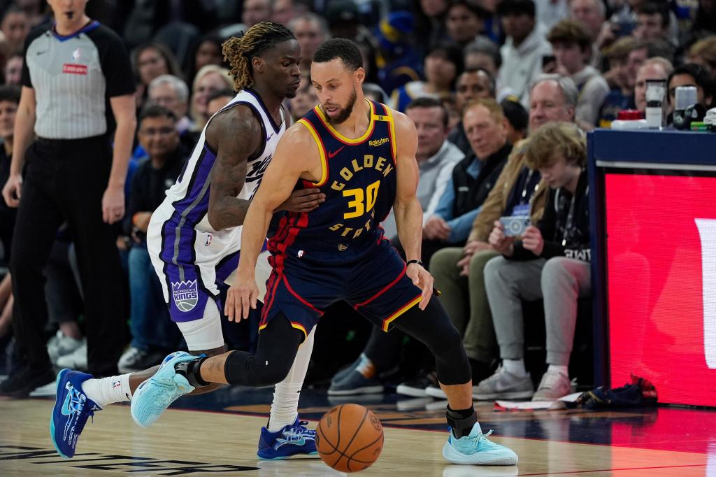 Curry alcanza 4.000 triples en su carrera y Warriors vencen a Kings – Chicago Tribune