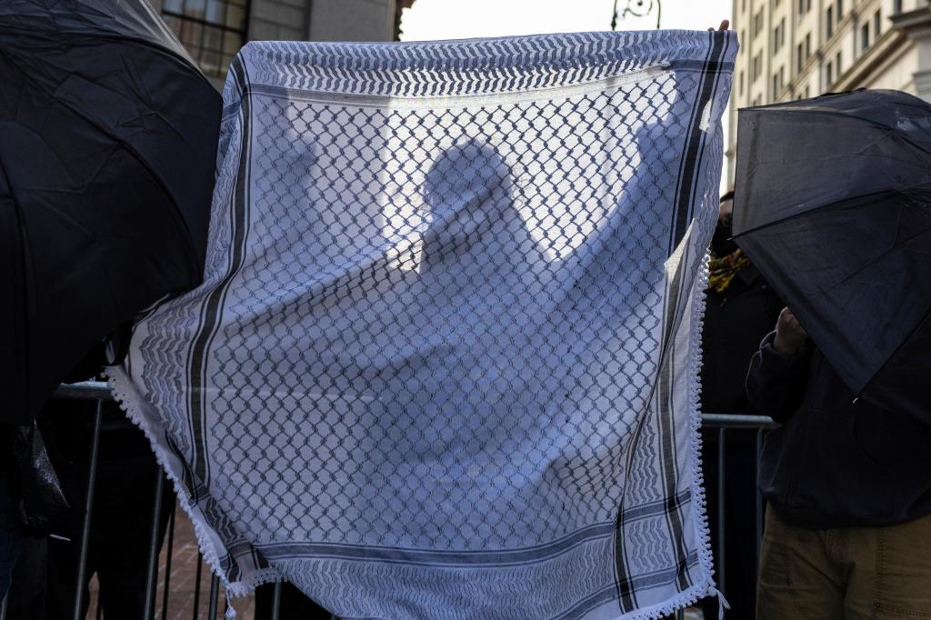 Tras detenciones en Columbia, estudiantes universitarios internacionales guardan silencio – Chicago Tribune