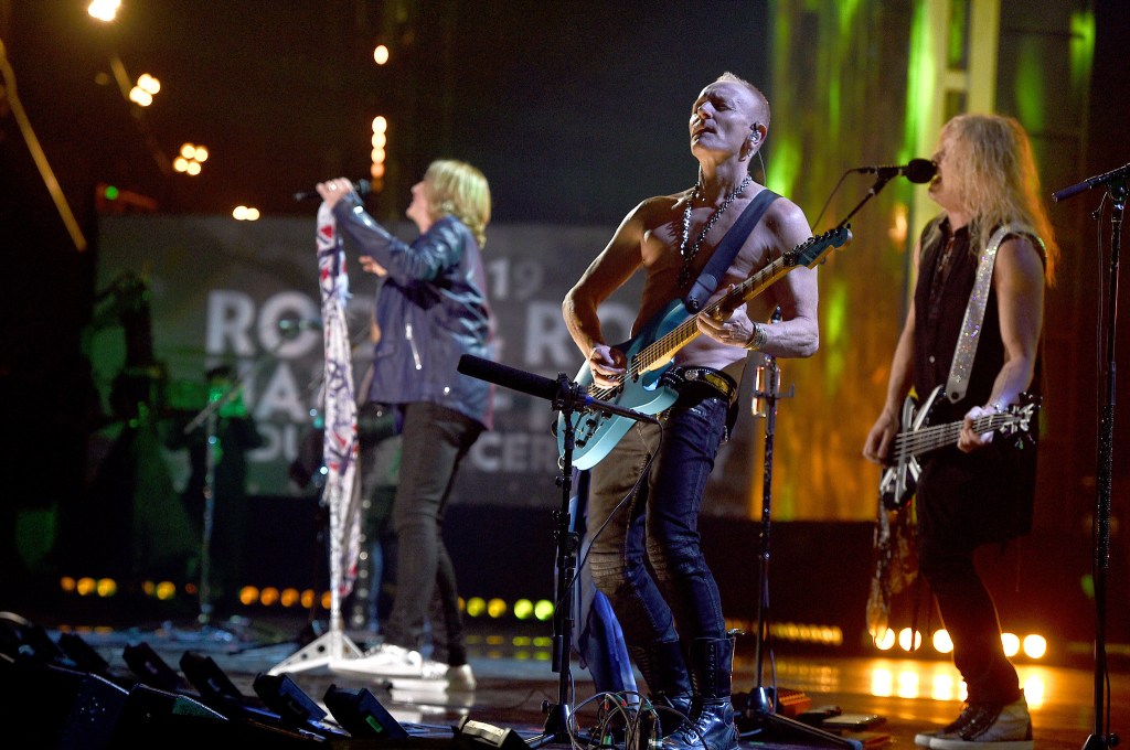 Def Leppard to perform in Virginia Beach. Tickets for sale.