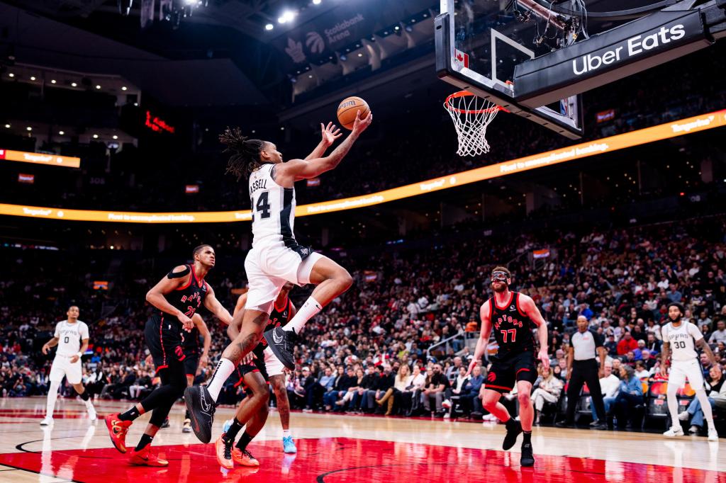 Vassell anota 25 y los Spurs aplastan 123-89 a los Raptors para su tercera victoria seguida – Chicago Tribune