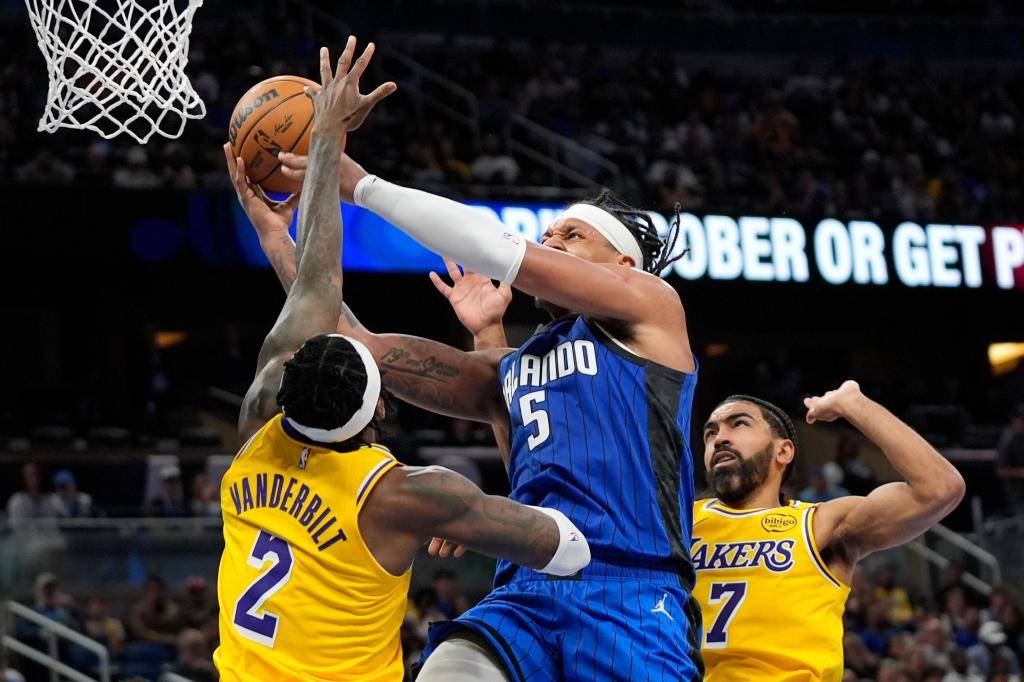 Wagner y Banchero lideran victoria del Magic 118-106 ante Lakers, que suman 3 derrotas seguidas – Chicago Tribune
