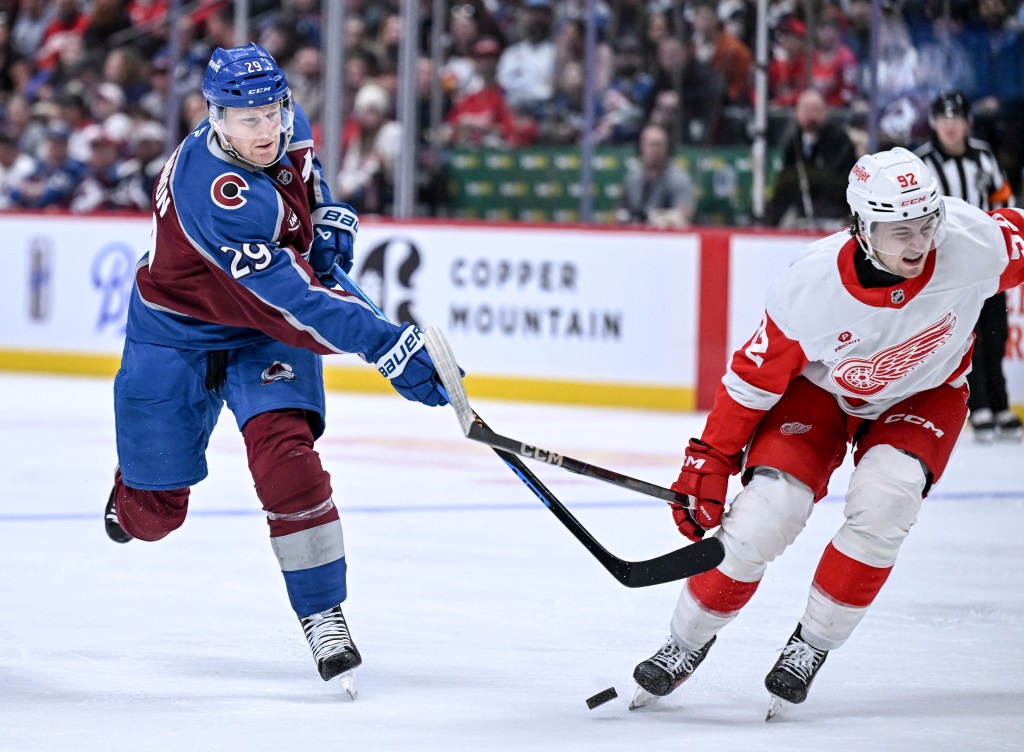 Avalanche keeps rolling, beats Red Wings for 11th win in 13 games