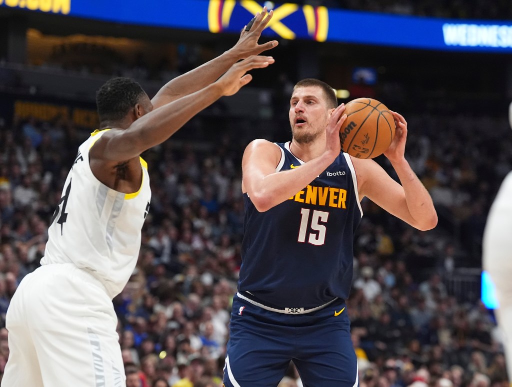 Nikola Jokic flicks one-handed highlight in Nuggets' blowout win over Jazz