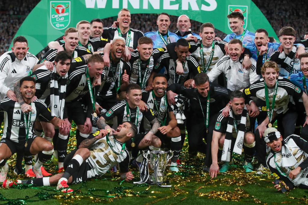 Newcastle celebra con desfile en autobús su título de la Copa de la Liga inglesa – Chicago Tribune