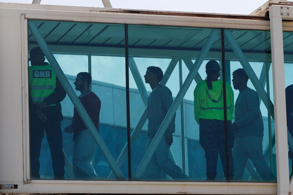 Juez de EEUU pausa planes de gobierno de Trump de dar fin a protección legal temporal de venezolanos – Chicago Tribune
