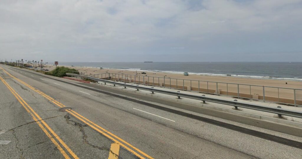 Car goes off road in crash near L.A. beach, killing a pedestrian