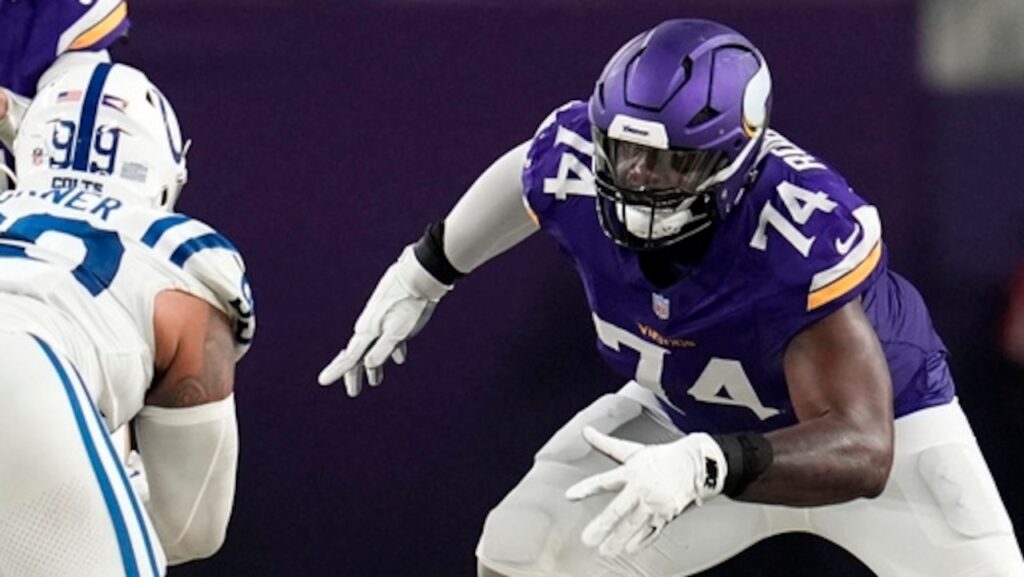 Minnesota Vikings coach salutes departing lineman from Alabama