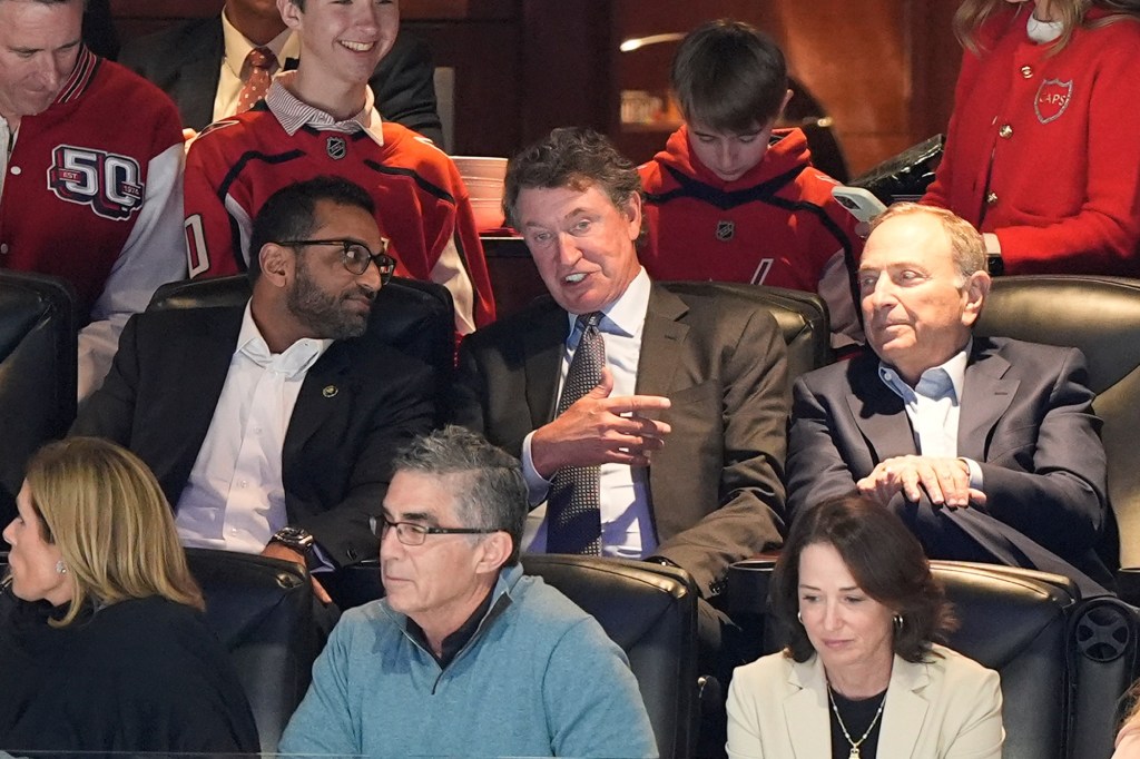 Wayne Gretzky watches Alex Ovechkin tie his goals record during Capitals-Blackhawks game – Baltimore Sun