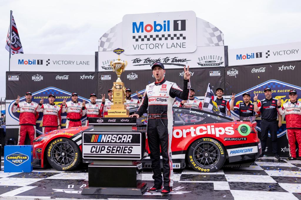 Denny Hamlin takes lead out of pits and holds off William Byron at Darlington – The Virginian-Pilot