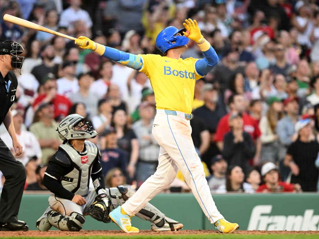 The Chicago White Sox suffer their 6th straight loss, falling 4-3 to the Boston Red Sox in 10 innings