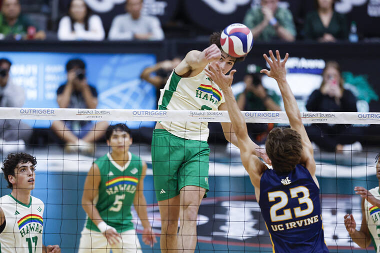 GEORGE F. LEE / GLEE@STARADVERTISER.COM
Hawaiis Justin Todd was at the net against UC Irvines Maxim Grigoriev.