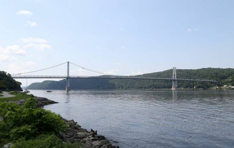 Helicopter crashes in Hudson River