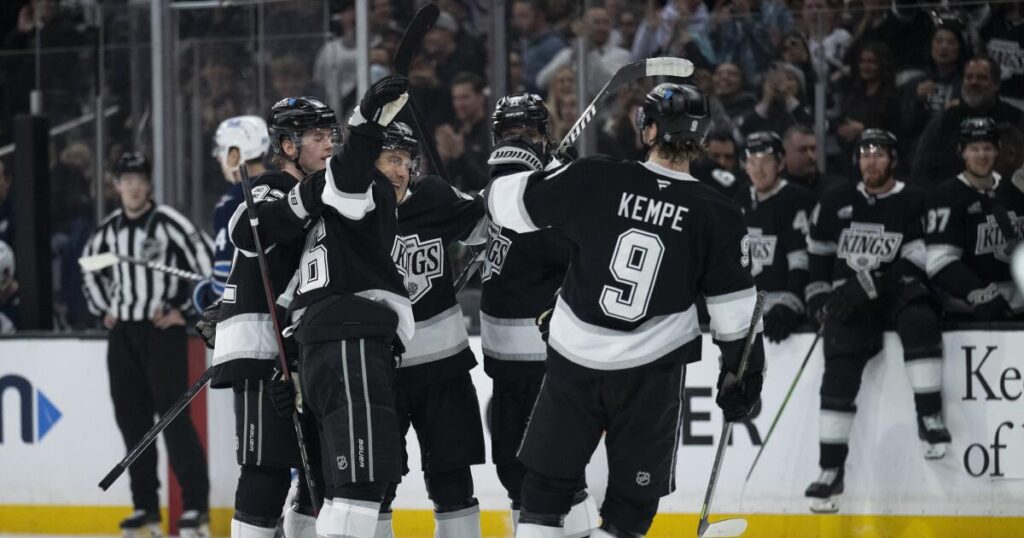 Kings beat NHL-leading Jets, set record with 28th home win