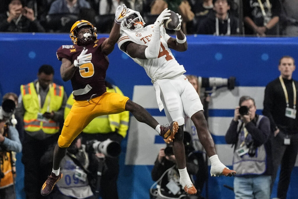 Texas defensive back Andrew Mukuba (4) intercepts a pass intended for Arizona State wide receiv ...