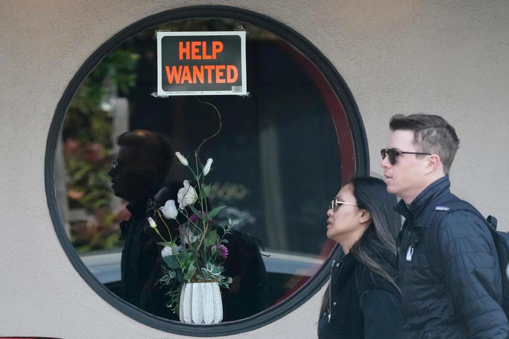 US applications for jobless benefits fall despite elevated uncertainty