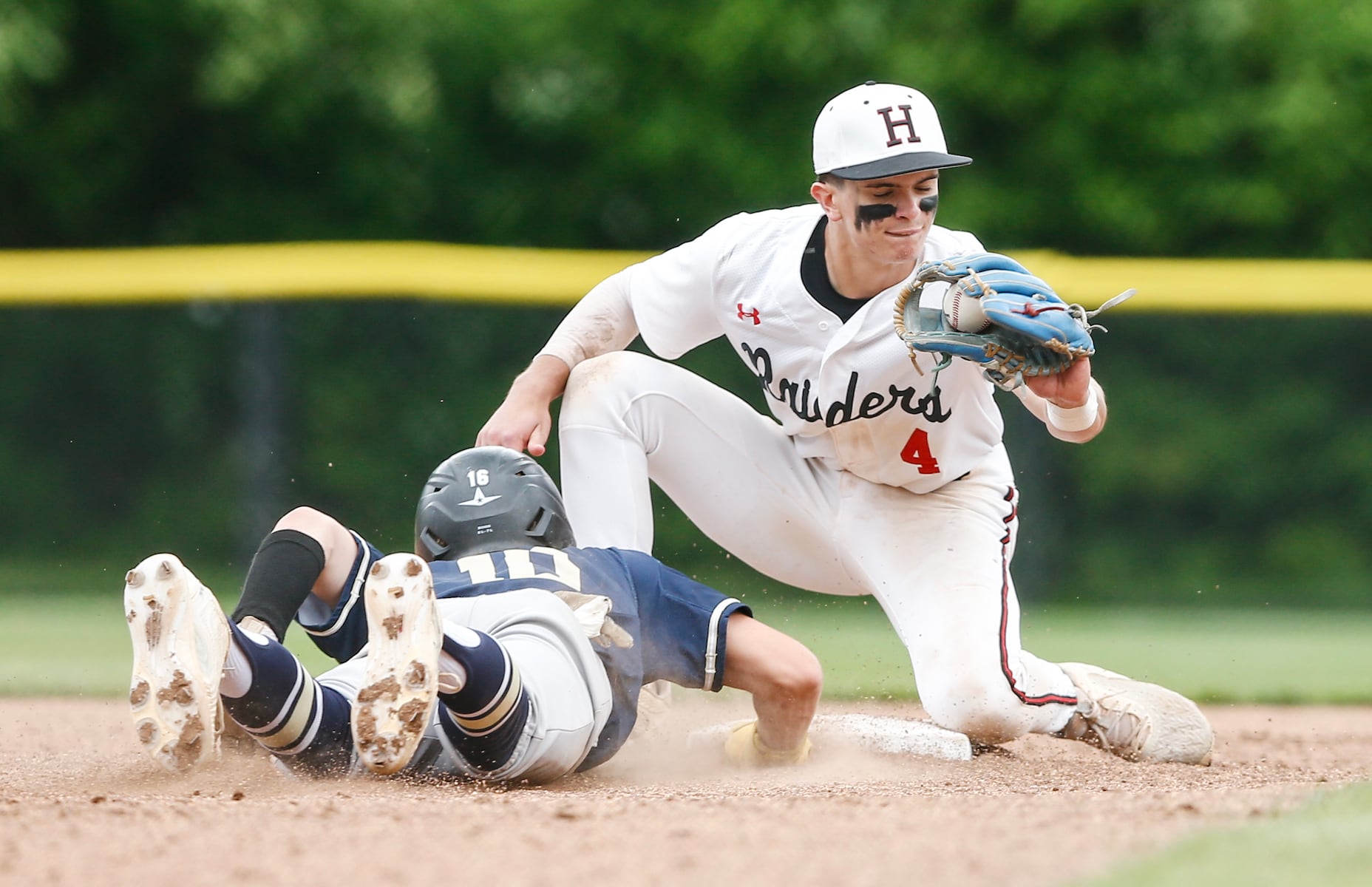 John Rossman (4) of Hun tries to tag out Evan Treese (10) of Peddie on a pickoff attempt at second base during the Prep A semifinal baseball game between Hun and Peddie at The Hun School of Princeton in Princeton, NJ on 5/18/25.