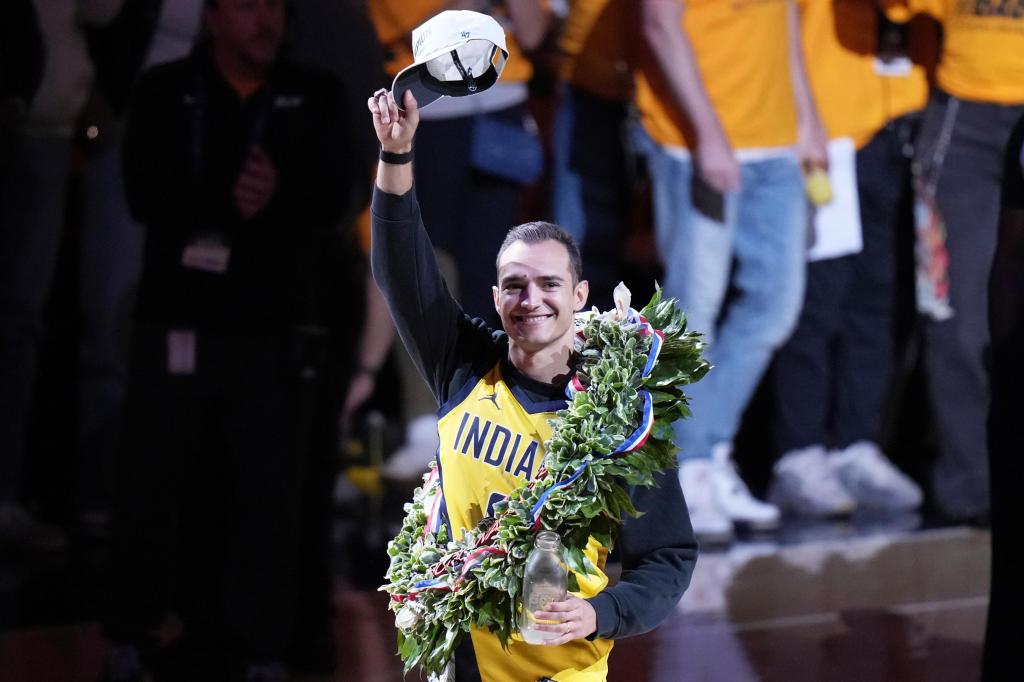 Aficionados de Pacers ovacionan al campeón de las 500 Millas, Alex Palou, en el juego ante Knicks – Chicago Tribune