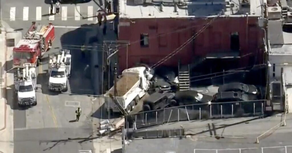 Dump truck crashes into Whiskey a Go Go, knocking out power