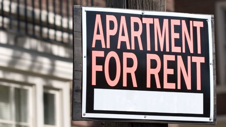 An apartment for rent sign.