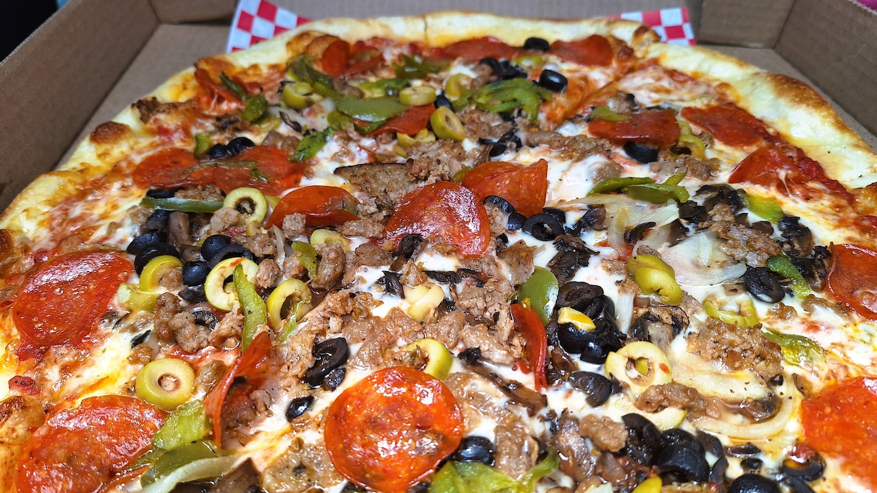 Nick and Al Karvelas opened their dual restaurants Grizzly Pizza & Wings and Fat Al's Burger Joint in Atmore in 2023 and have expanded into Daphne.