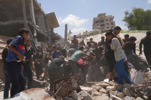 Palestinians struggle to collect humanitarian aid airdropped by parachutes