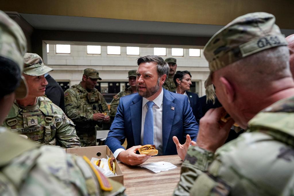 Altos cargos de Casa Blanca hacen apariciones públicas con tropas mientras Washington observa tenso – Chicago Tribune