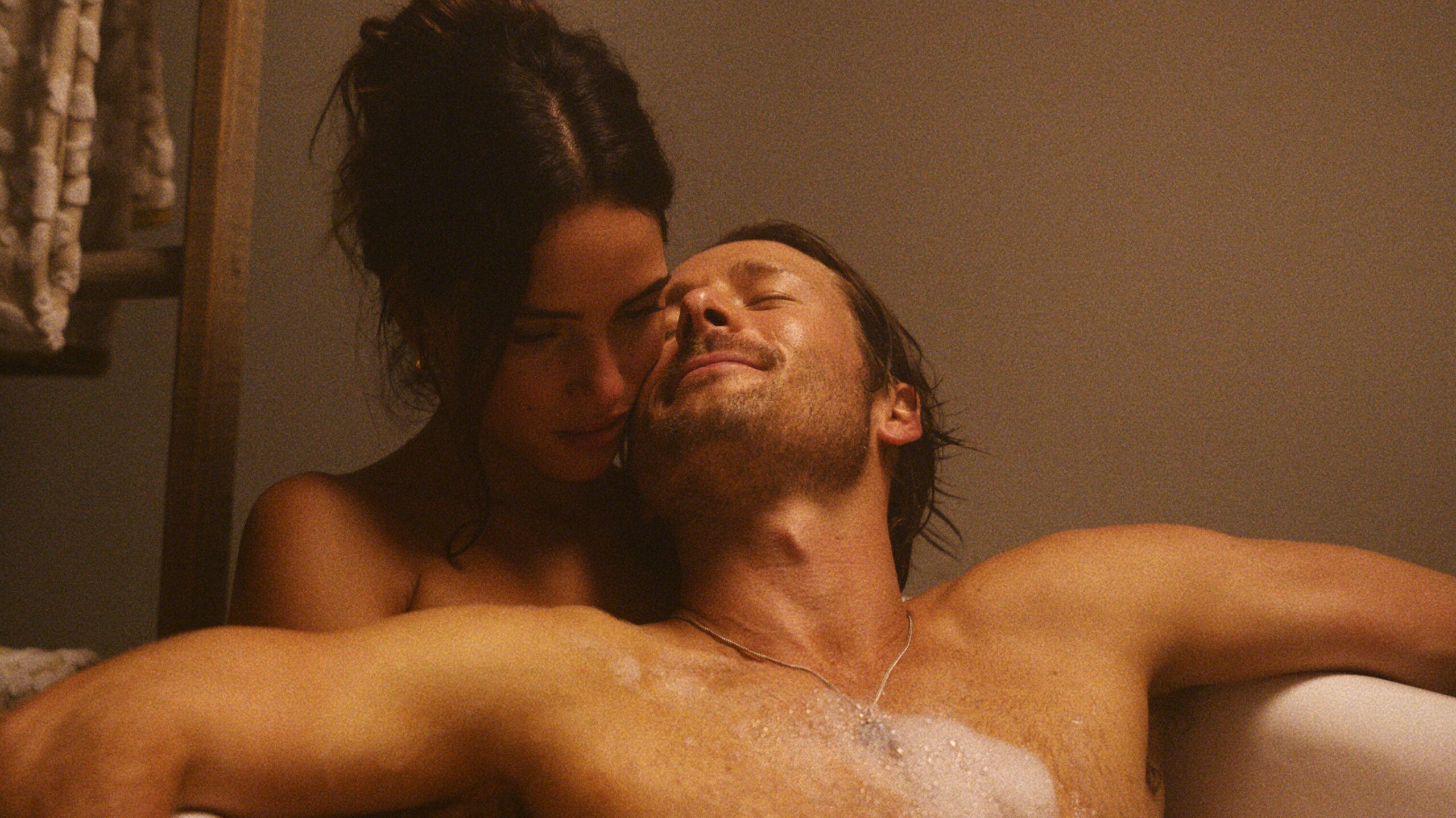 Adria Arjona and Glen Powell in 