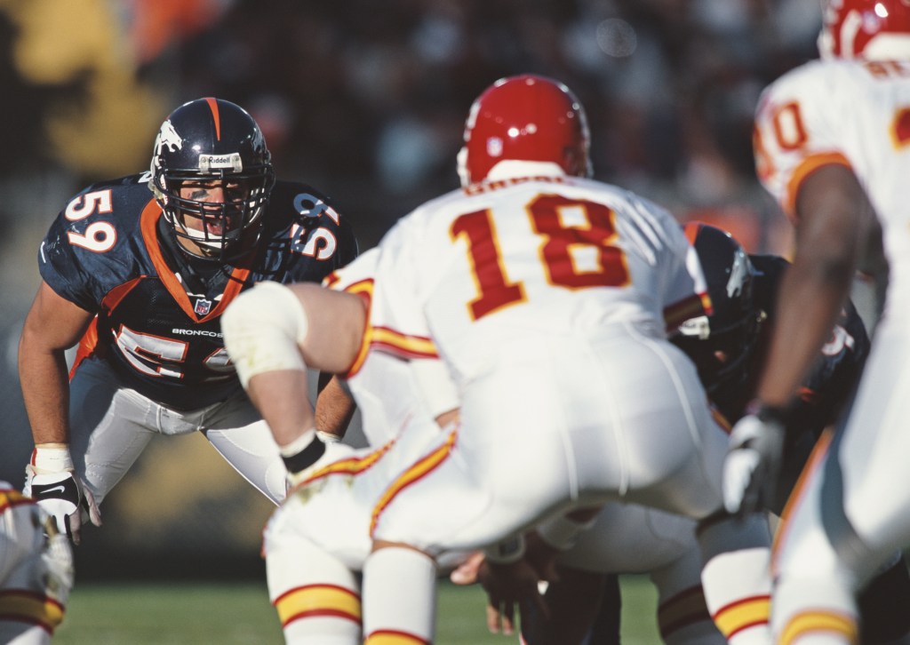Ex-Broncos linebacker Glenn Cadrez pulls man from burning car