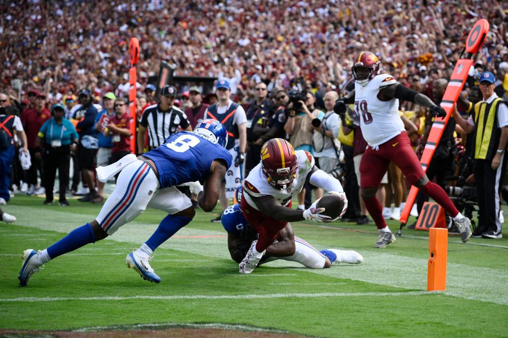 Commanders stifle Giants, 21-6, as Samuel scores in debut