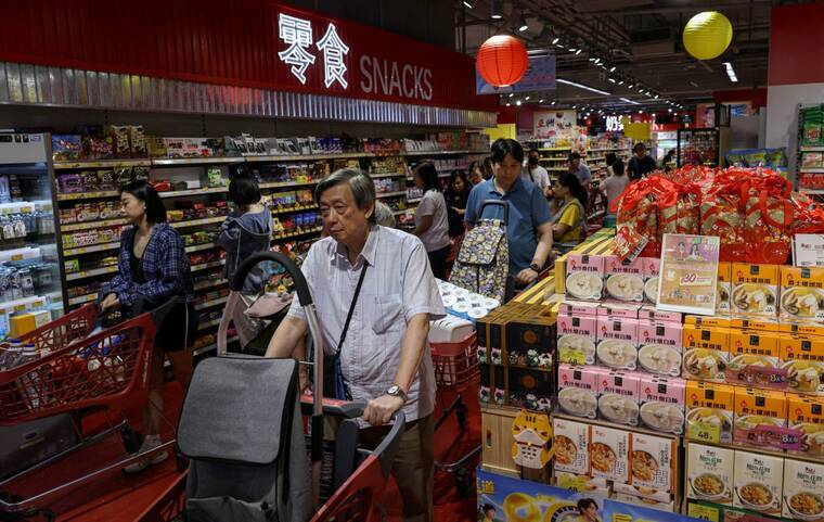 REUTERS/TYRONE SIU
Residents stock up on supplies at a supermarket to prepare for the approaching Typhoon Ragasa, in Hong Kong, China, today.