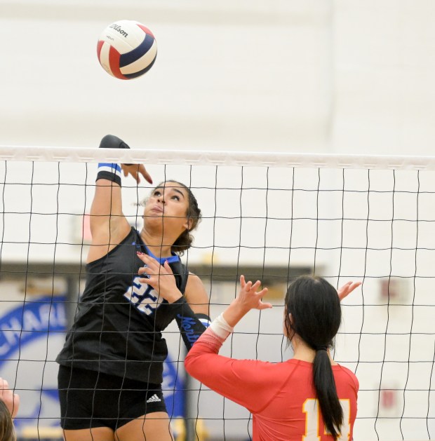 St. Charles North's Sidney Wright (22) goes in for the kill against Batavia's Penny Schultz (14) during a DuKane conference game in St. Charles on Tuesday, Sept. 23, 2025. (Mark Black / for the Beacon-News)