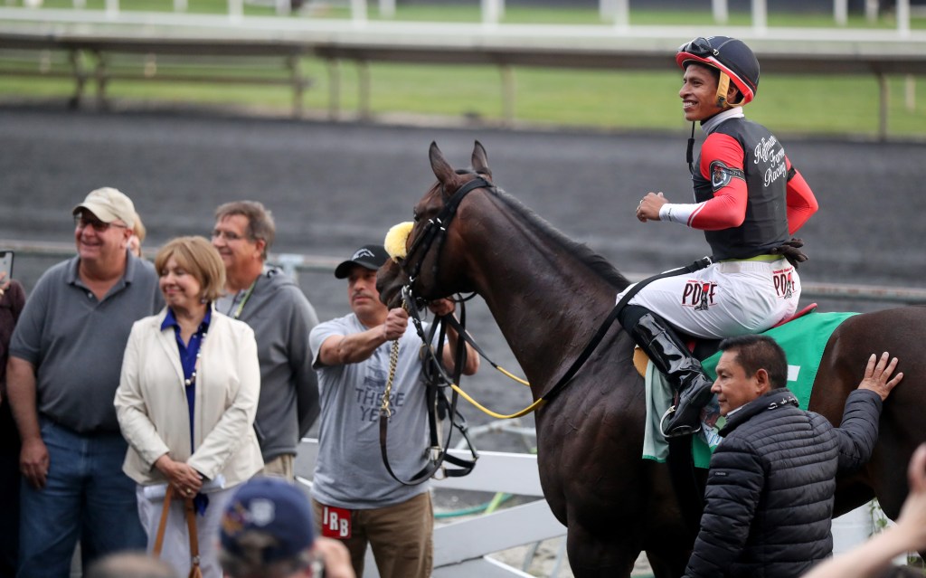 Spectators place final racing bets at Arlington Park