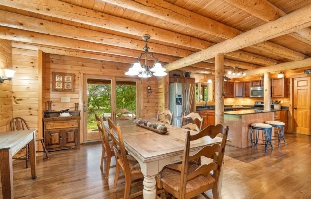 Log home in Hampton Township