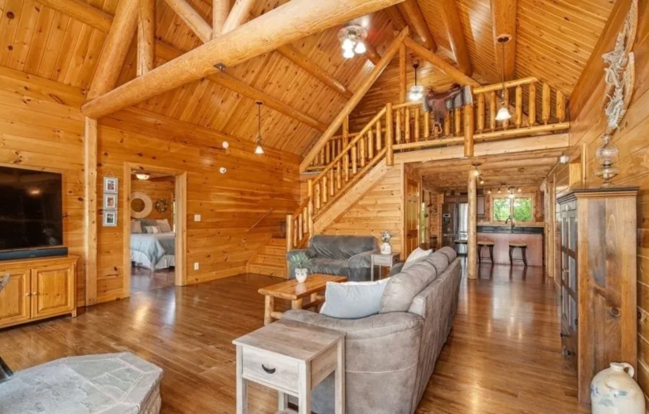Log home in Hampton Township