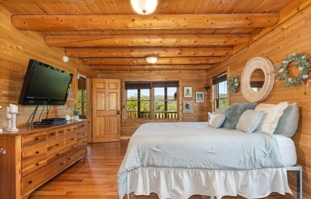 Log home in Hampton Township