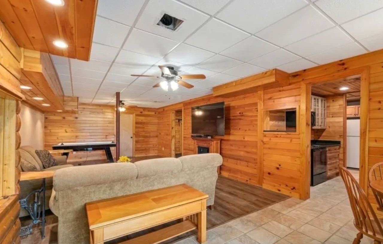 Log home in Hampton Township