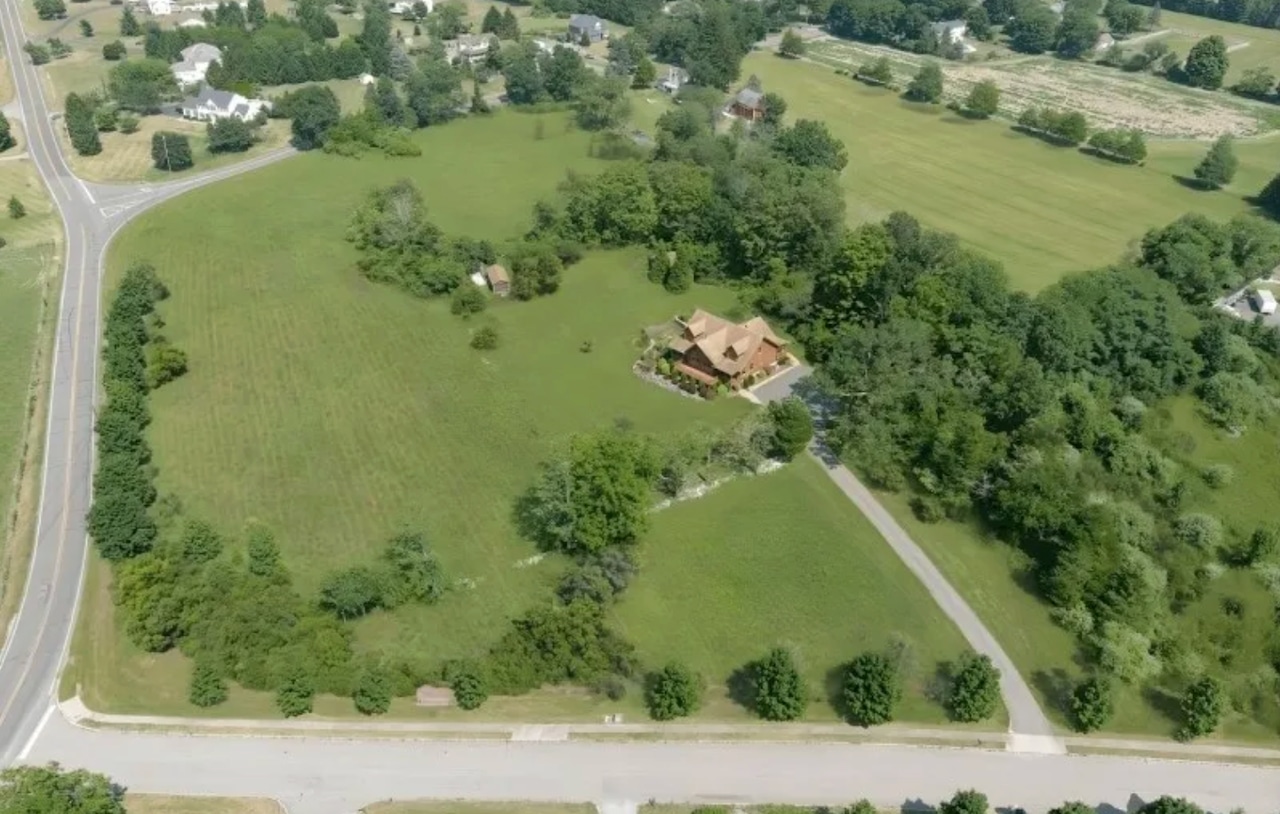 Log home in Hampton Township