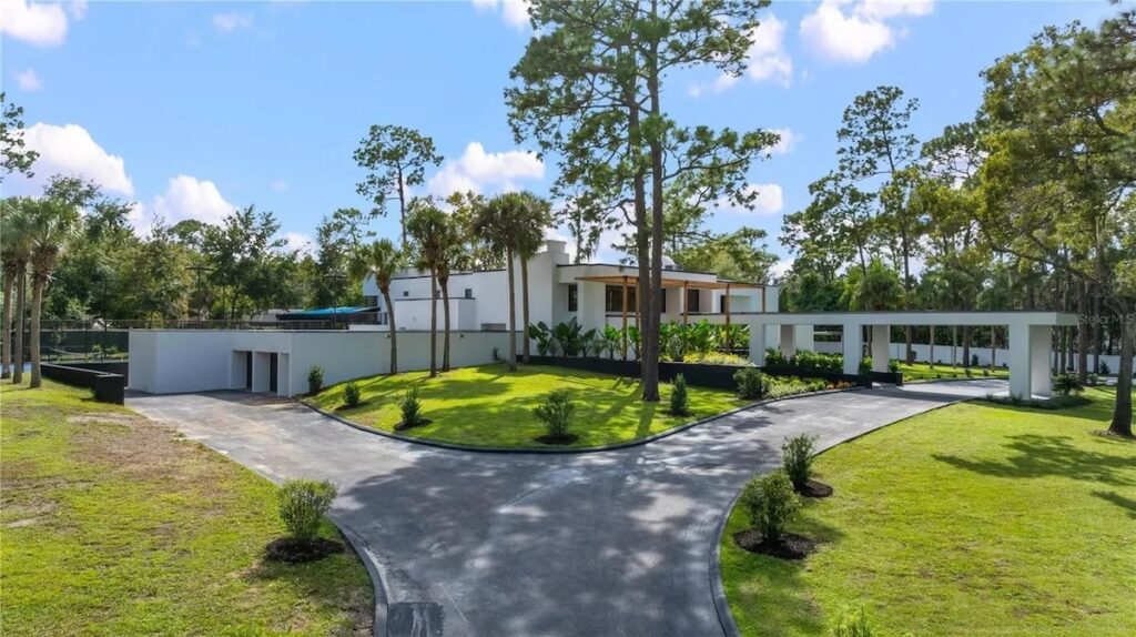 Orlando-area home of bank tycoon with courtyard pool, tennis court hits market