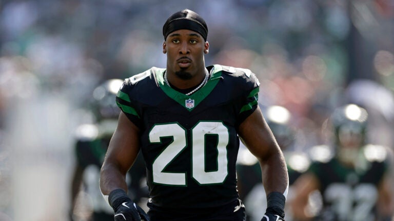 New York Jets running back Breece Hall (20) runs before an NFL football game against the Dallas Cowboys, Sunday, Oct. 5, 2025, in East Rutherford, N.J.