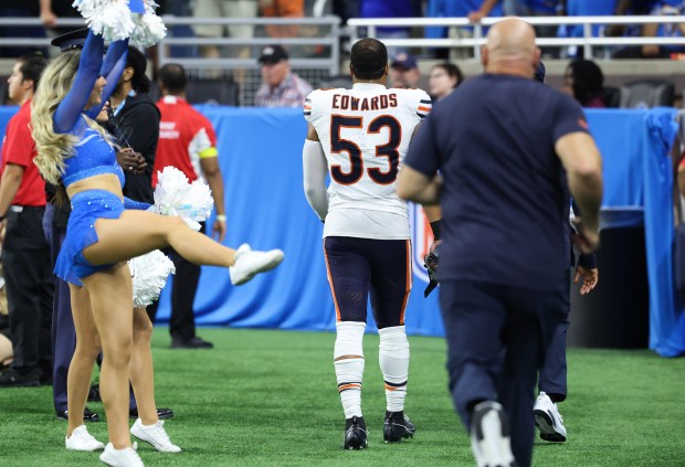 Bears linebacker T.J. Edwards heads to the locker room after suffering a hamstring injury against the Lions on Sept. 14, 2025, at Ford Field in Detroit. (John J. Kim/Chicago Tribune)