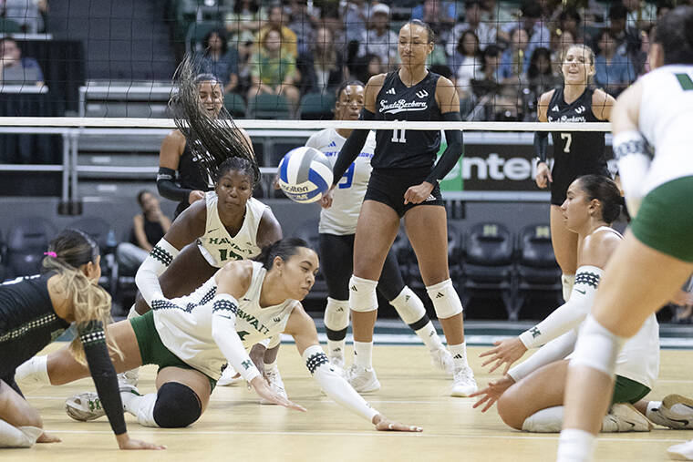 GEORGE F. LEE / GLEE@STARADVERTISER.COM
Hawaii Rainbow Wahine Victoria Leyva, left, Miliana Sylvester, Tyla Reese Mane and Adrianna Arquette chased down a ball during a Big West Womens volleyball game against the UC Santa Barbara Gauchos on Sunday, Oct. 12, at the Bankoh Arena, Stan Sheriff Center.