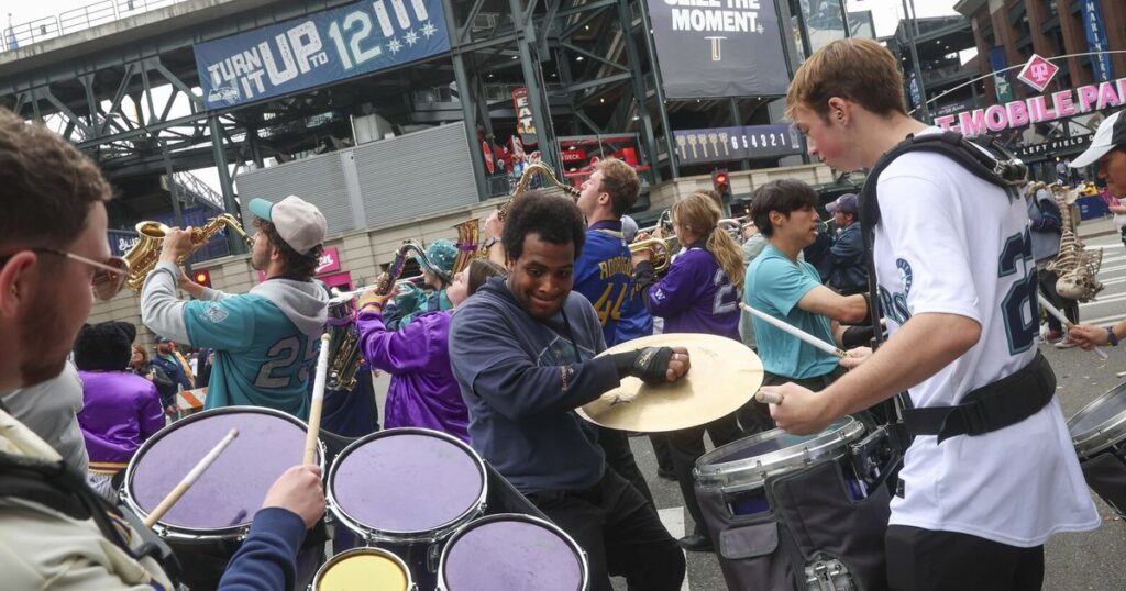 Seattle Mariners fans rally at City Hall ahead of Game 4 versus Toronto