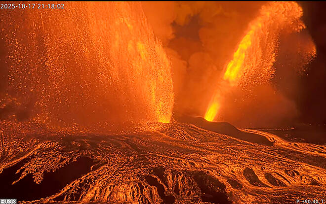 Massive lava fountains return to Halemaumau crater
